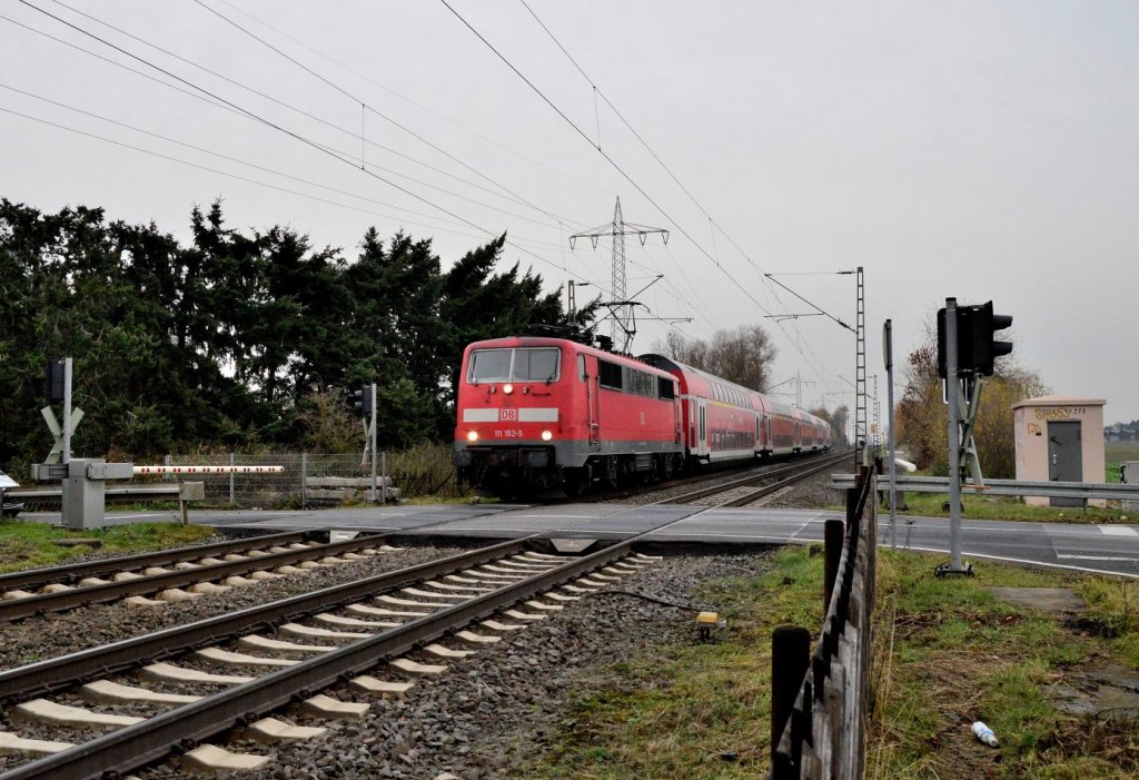 Am B Herrather Linde ist die 111 152-5 mit einem RE4 nach Aachen am 24.11.2012