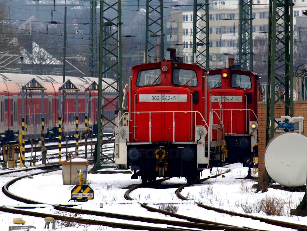 Am BW am Aachener Hbf warten am 17.02.2010 362 942-5 und 362 754-4 auf neue Aufgaben