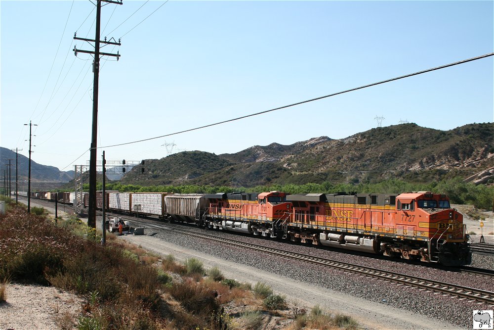 Am Cajon Pass in Kalifornien begegneten mir BNSF Lok # 7727 und # 7701 (zwei GE ES44DC) mit einem gemischten Gterzug im September 2011.