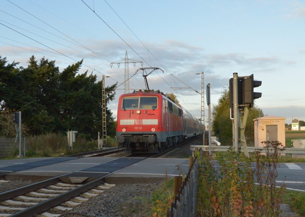 Am Dienstag 111 111-1 schiebt bei der Herrather Linde einen RE4 Zug nach Dortmund. 9.10.2012