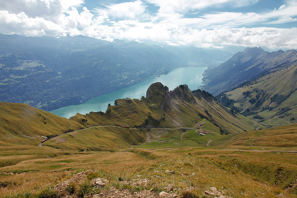 Am  Dirrengrind  arbeiten sich zwei BRB-Zge talwrts und werden in Krze die Kreuzungsstation Oberstafel auf 1828 m . M. bei km 5.740 erreichen.
Aussicht vom Wanderweg am Brienzer Rothorn aus in Richtung Westen mit Brienzersee und dahinter Interlaken, 12. Sept. 2010, 14:44