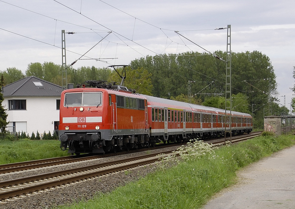 Am Donnerstagabend, den 10 Mai 2012 fhrt die 111 129 mit einem N-Wagenzug am Hacken als RE4-Verstrker von Dsseldorf nach Aachen....nchster Halt ist Mnchengladbach.