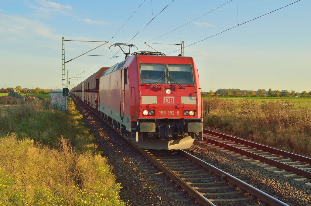 Am Donnerstagabend 18.10.2012 ist die 185 392-8 nach Neuss auf der Kbs 495 mit einem Kohlewagenleerzug unterwegs. Hier habe ich sie kurz vom Bahnsteig Gleis 1 abgelichtet.