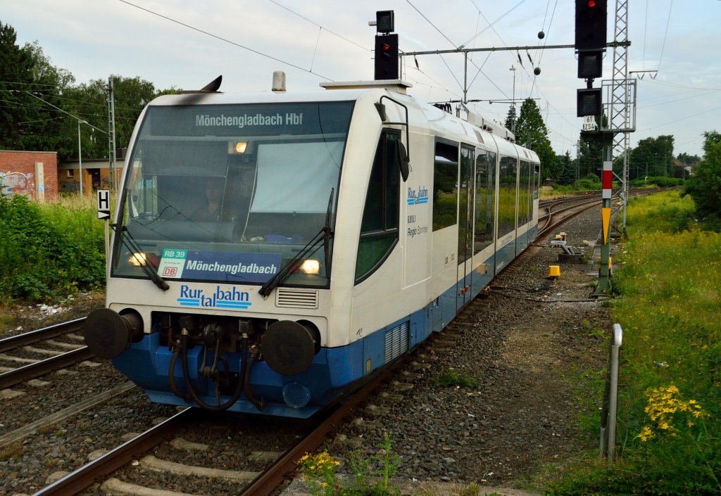 Am Donnerstagabend den 4.7.2013 20:20 Uhr kommt der Rurtalbahn-Triebwagen 654 015 als RB 39 aus Dalheim in den Rheydter Hbf ein.