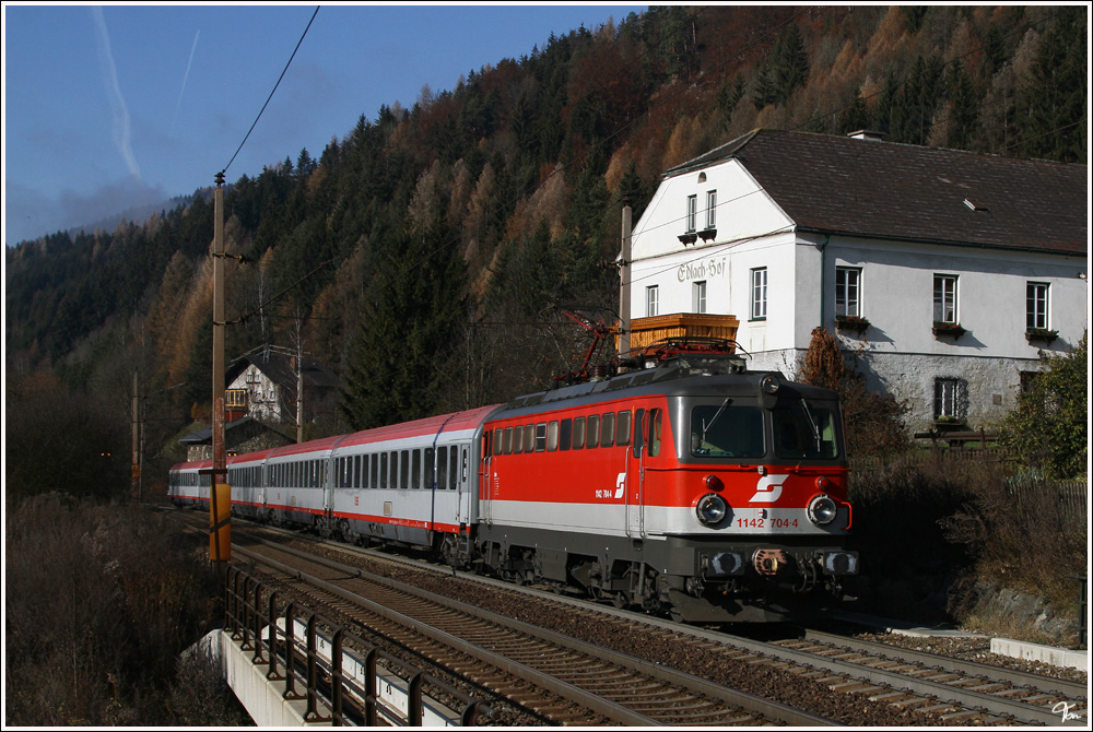 Am Edlachhof vorbei fhrt 1142 704 mit IC 650 von Graz Hbf nach Wien Meidling.  Spital am Semmering 19_11_2011