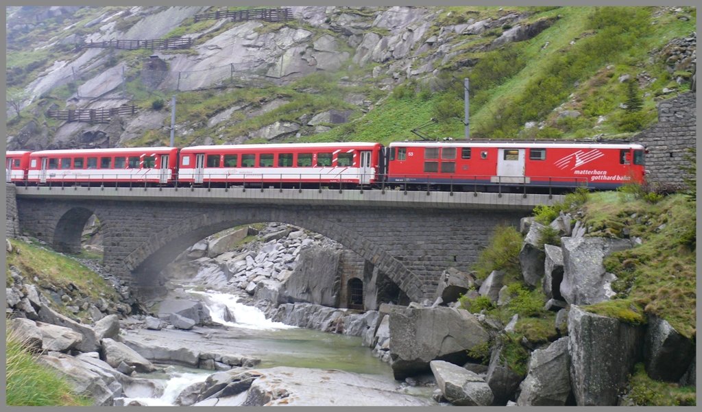 Am Eingang zur Schllenenschlucht berquert R636 die Urner Reuss. (03.06.2010)