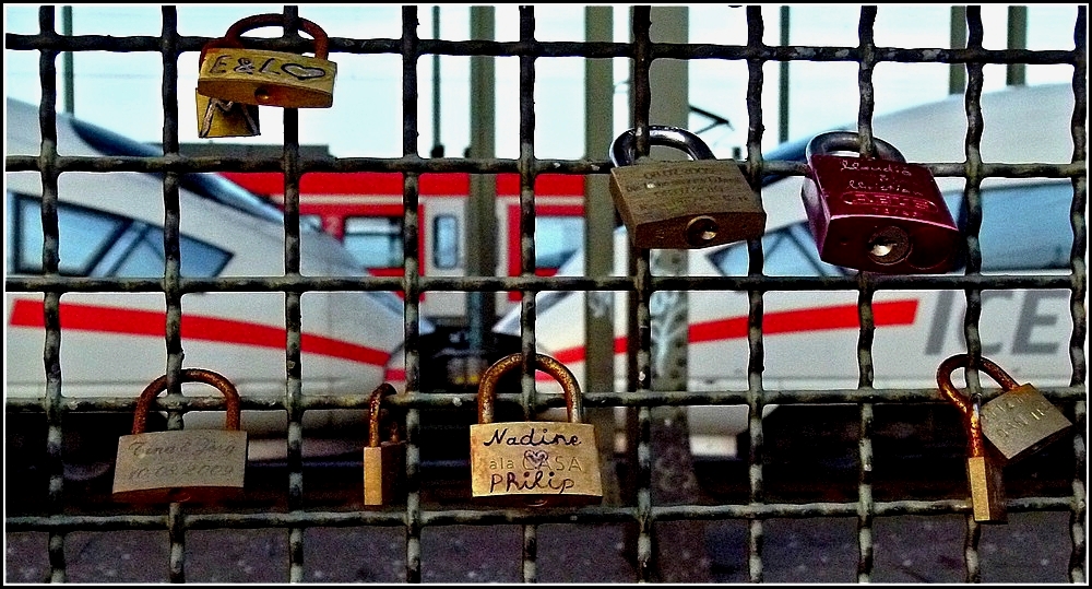 Am einigen Stellen ist der Zaun an der Hohenzollernbrcke in Kln noch nicht so dicht mit Schlssern behngt, sodass man die vorbeifahrenden Zge noch sehen kann. 20.11.2010 (Jeanny)