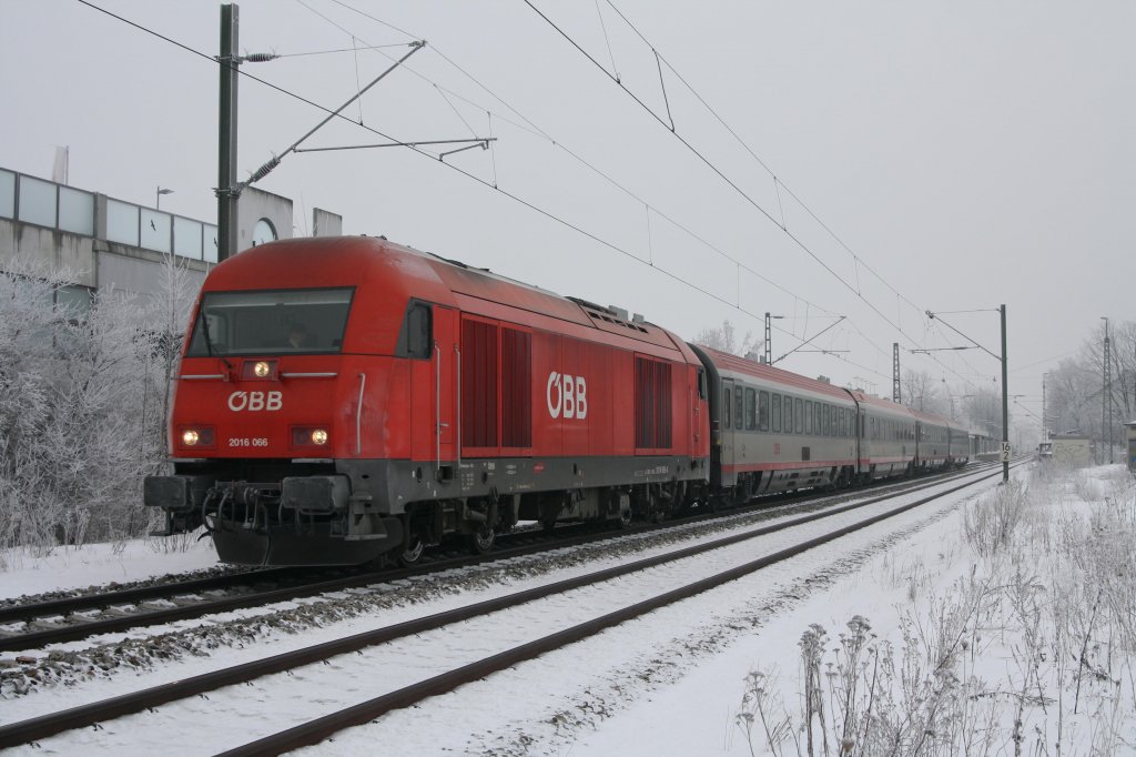 Am eisigen 30.01.11 wurde der RE 968 von Linz nach Mnchen in Poing fotografiert. Zuglok ist 2016 066-9.