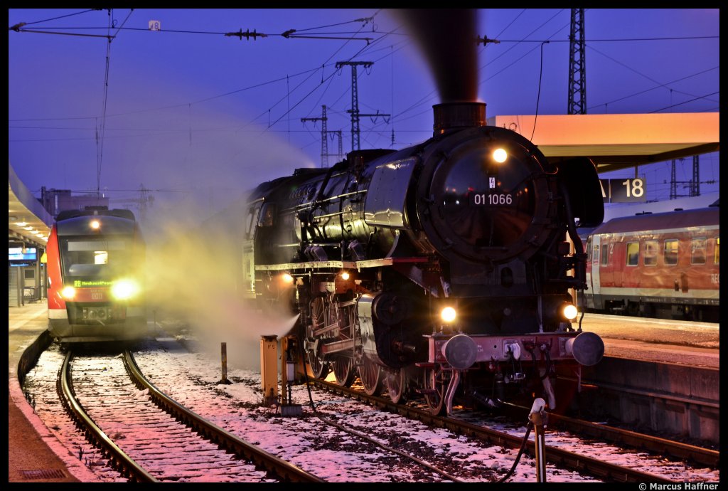 Am eiskalten Morgen des 11. Februars 2012 stand 01 1066 der Ulmer Eisenbahn-Freunde zur Abfahrt am Gleis 19 des Nrnbergers Hauptbahnhof bereit. Die Abfahrt verzgerte sich zu Freude der Fotografen um ca. 40 Minuten, da es Probleme mit der Bereitstellung des Zuges gab...