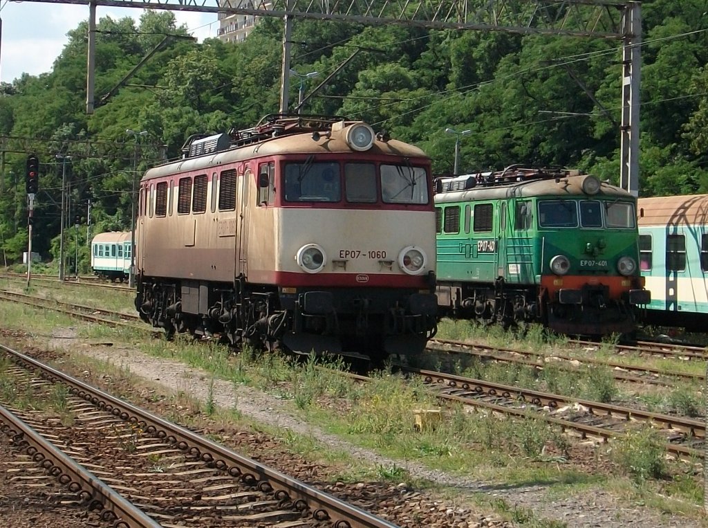 Am Ende vom Bahnsteig und mit Hilfe von Zoom entstand diese Aufnahme von EP07-1060 und EP07-401 die in Szczecin Glowny am 31.Juli 2010 etwas auerhalb vom Bahnhof standen.