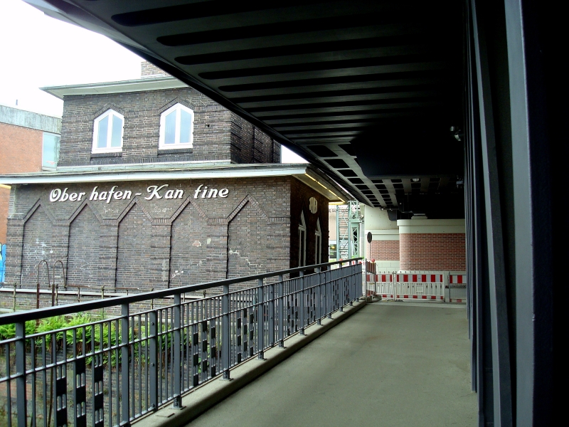 Am Ende der Br�cke die ber�hmte  Oberhafen-Kantine . Einst Kaffeeklappe f�r die Hafenarbeiter, jetzt angesagtes Szene-Lokal. Das Geb�ude steht wirklich so schief, ist aber inzwischen stabilisiert. Hamburg, 6.6.2009