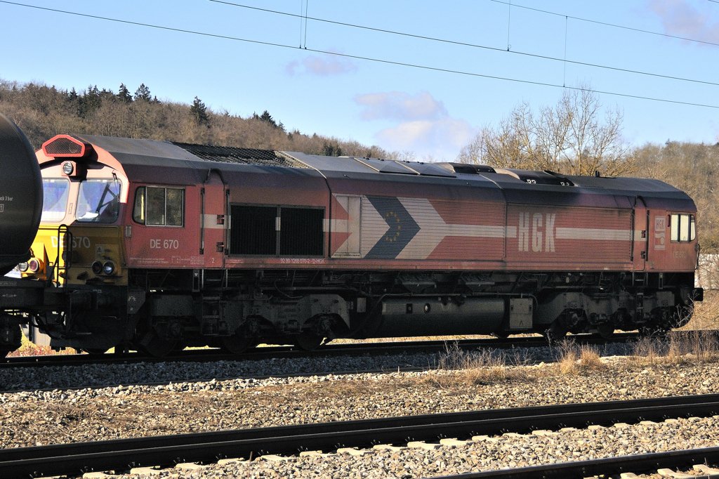 Am Ende des von 185 631-9 gezogenen Kesselwagenzuges lief DE 670 der HGK schiebenderweise mit. (Westerstetten, 1. Mrz 2010)