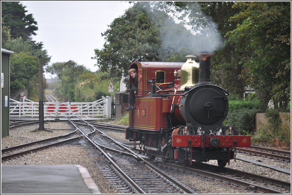 Am Ende des Bahnhofs Port Erin ausserhalb des Rangierbereichs befindet sich einer dieser typisch englischen Bahn�berg�nge, wo entweder die Bahn, oder wie hier, die Strasse freie Fahrt hat. (10.08.2011)