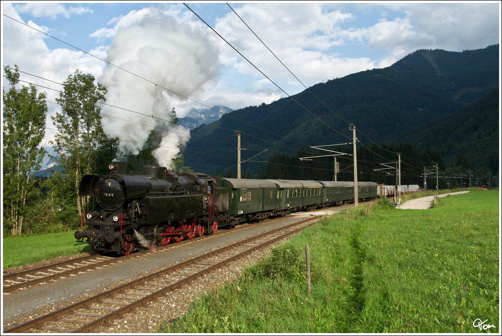 Am Ende eines langen Fototages, fhrt 78.618 mit dem Fotosonderzug 17254 von Hieflau nach Selzthal.  
Frauenberg  11.8.2012