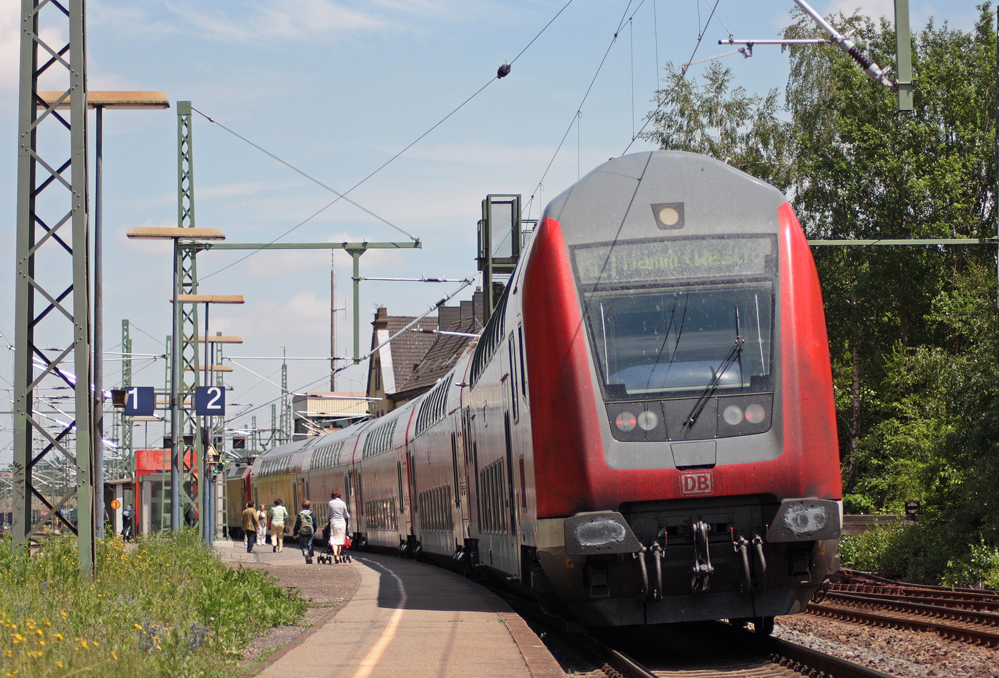 Am Ende der RE1 (10125) aus Aachen nach Hamm mit Zuglok 146 025-2 h�ngt, mal wieder, ein Steuerwagen der Bauart 763.6, hier beim Halt in Stolberg (Rheinl.) Hbf, 13.6.10