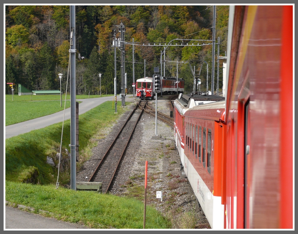 Am Ende der Steilstrecke in Obermatt trifft IR3671 auf den IR3670.Auch der Kondukteur/Schaffner des Gegenzuges hat noch schnell ein Erinnerungsbild geknipst. (22.10.2010)