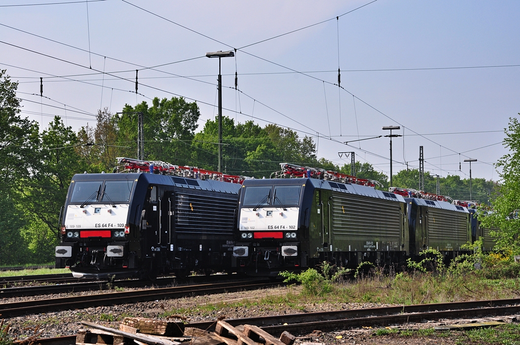 am Ende zweier schwarzer Schlangen im Bf Rheydt Gbf stehen ES 64 F4-102 und 109 am 09.05.2010