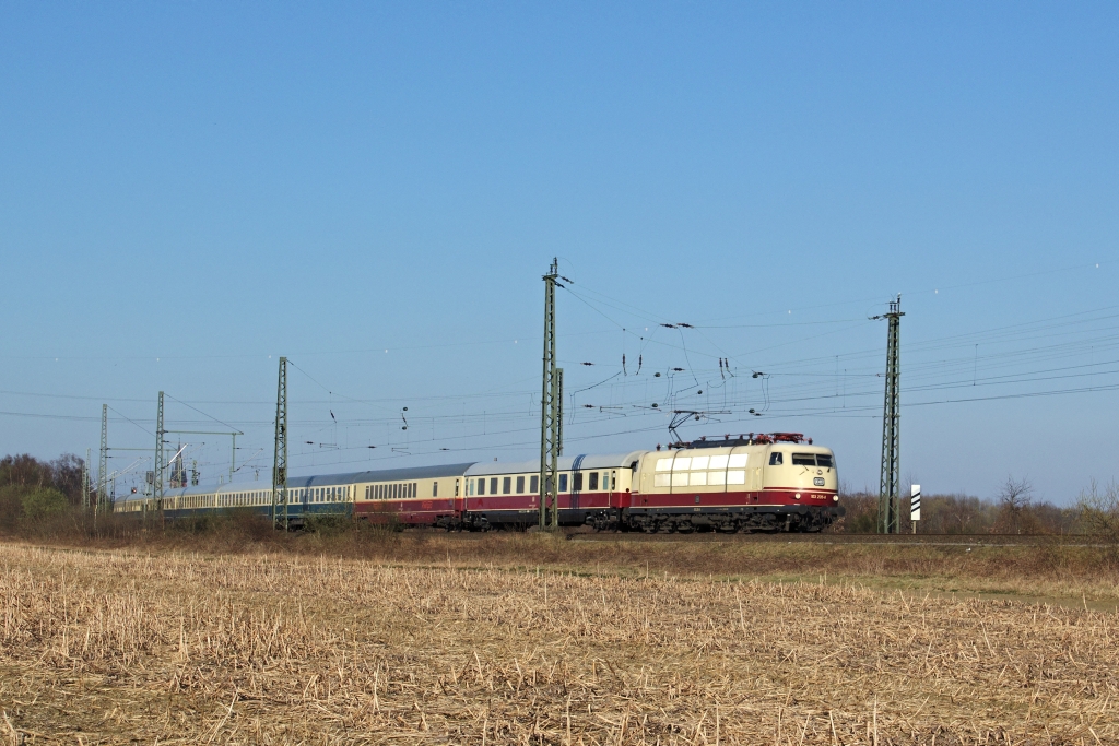 Am ersten Tag der Sommerzeit 2011 fhrt die 103 235 den IC 2417 bei Haltern nach Kln