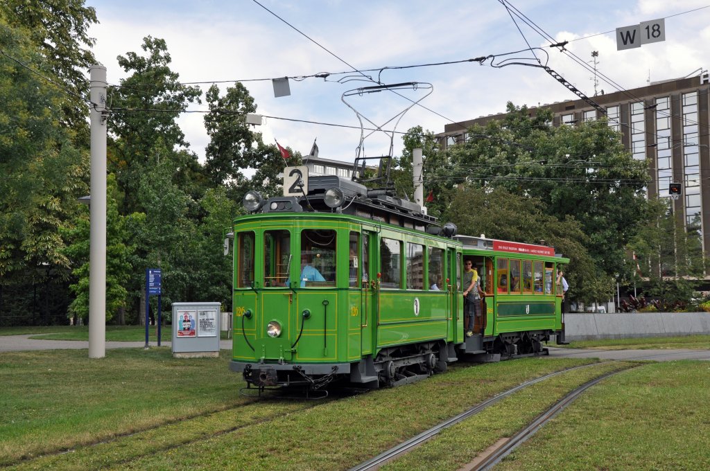 Am Familien Tag der Fondation Beyeler In Riehen bei Basel fuhren diverse Oldtimer auf der Linie 2. Hier sehen wir den Be 2/2 126 und der B 2 309 am Bahnhof SBB in Basel.