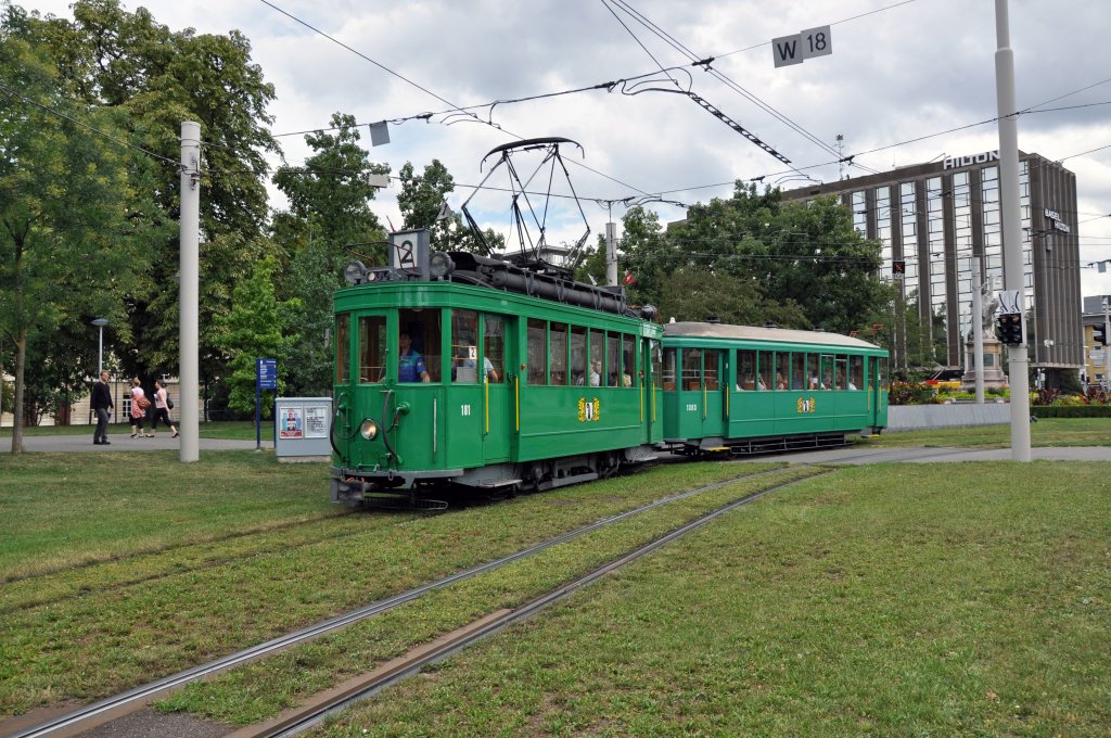 Am Familien Tag der Fondation Beyeler In Riehen bei Basel fuhren diverse Oldtimer auf der Linie 2. Hier sehen wir den Be 2/2 181 und der B 3 1303 am Bahnhof SBB in Basel.
