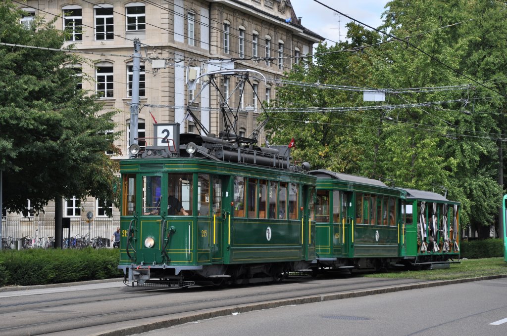 Am Familien Tag der Fondation Beyeler In Riehen bei Basel fuhren diverse Oldtimer auf der Linie 2. Hier sehen wir den Be 2/2 215 und die B 2 423 + B 2 1193 am Bahnhof SBB in Basel.