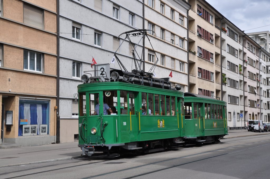 Am Familien Tag der Fondation Beyeler In Riehen bei Basel fuhren diverse Oldtimer auf der Linie 2. Hier sehen wir den Be 2/2 190 und der B 2 1193 an der Haltestelle Gewerbeschule in Basel.