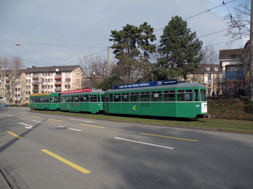 Am Fasnachts Dienstag fährt die Linie 14 vom M-Parc via Denkmal wieder zum Aeschenplatz und von dort nach Muttenz. Hier fährt der Dreiwagenzug mit dem Be 4/4 478 und dem B4S 1477 und dem B4 1433 zur Haltestelle Denkmal. Die Aufnahme stammt vom 28.02.2012.