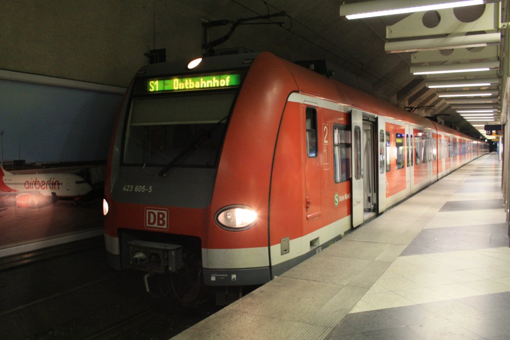 Am Flughafen Mnchen stand am 6.1.10 die S-Bahn der BR 423 605-5 abfahrtbereit Richtung Innenstadt.
