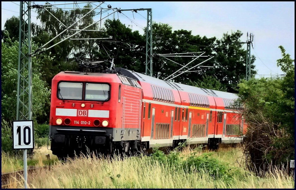 Am Fotopunkt Stralsund -Srg-...114 010-2 als RE38314 aus Falkenberg kommend.  am 17.07.10 