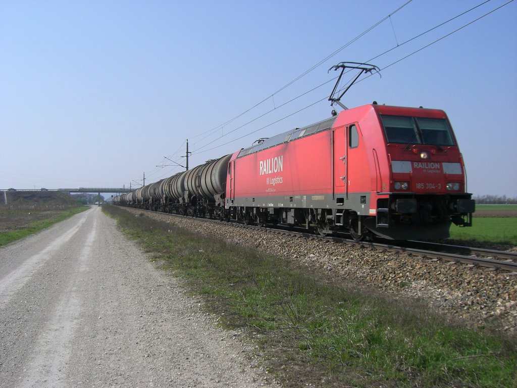 Am Freitag, 09.04.10 bespannte die 185 304 den verfrhten RID 47959 von Rotterdam nach Stadlau Fbf. Hier sieht man den Zug bei der Einfahrt von Tulln.