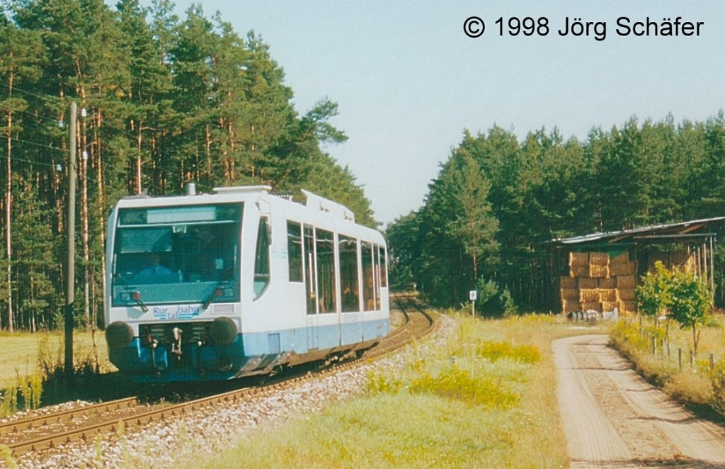 Am Freitag, den 7.8.98, demonstrierte ein Regiosprinter der Drener Kreisbahn, wie moderner Schienenverkehr aussehen knnte. Normalerweise fuhren auf der „Gredl“ damals noch (wie auf den meisten mittelfrnkischen Nebenbahnen) V 100 mit Silberlingen. Das Bild von der Fahrt nach Roth entstand zwischen Hilpoltstein und Eckersmhlen in der Nhe der Lsmhle.