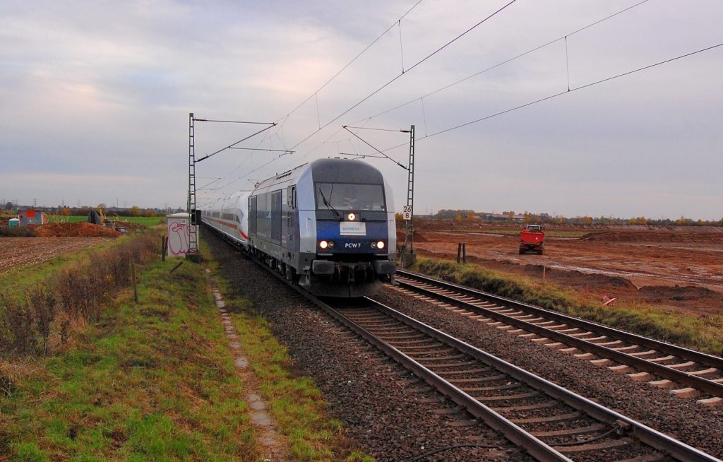 Am Freitagabend den 9.11.2012 kommt die PCW 7 mit zwei Valero D Zgen im Schlepp bei Allerheiligen herangefahren.