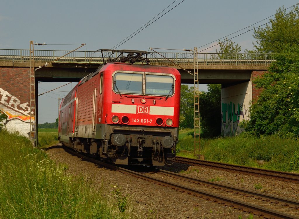 Am Freitagabend kommt die 143 661-7 mit einem RB 27 nach Mnchengladbach hinter Noithausen. 7.6.2013