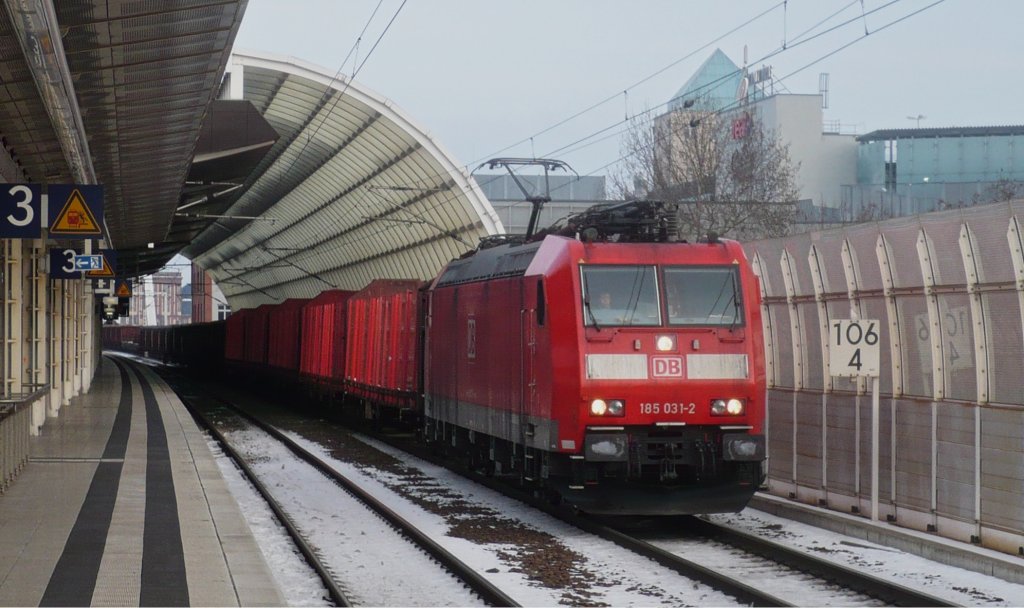 Am frostigen 16.01.10 hat 185 031-2 (kalt), mit ihrer leeren Fracht hinten dran, soeben die Rheinbrcke berquert und wurde nun hier in Ludwigshafen am (Rhein) bei der Durchfahrt abgelichtet.