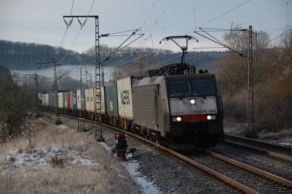 Am frostigen Morgen des 08.12.2012 war 189 840 in Diensten von ERS Railways mit einem knackevollen Containerzug bei Himmighausen gen Norden unterwegs.