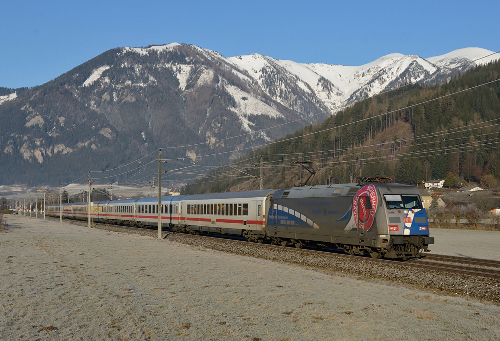 Am frostigen Morgen des 30.12.2012 erwischte ich die 101.060 in Seiz vor dem IC 719, welcher auf dem Weg von Salzburg nach Graz unterwegs war.

Im Hintergrund ist der Reiting mit seinen vier Gipfeln - Geck (2214 m), Grieskogel (2148 m), Kahlwandspitze (2049 m) und Klauen (1849 m) teilweise zu sehen. Ich wnsche allen Betrachtern dieses Bildes eine erfolgreiches neues Jahr 2013!  Gut Licht  und viele tolle Motive.