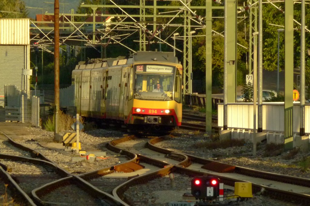 Am fr�hen Abend des 23.09.2011 rollte gegen 18:20 die Stadtbahn der AVG mit der Nummer 894 und eine der gleichen Bauweise in den Hauptbahof in �hringen ein. Hinter der Stadtbahn fuhr eine Stopfmaschiene her, welche ich auch aufgenommen und ver�ffentlicht habe. 