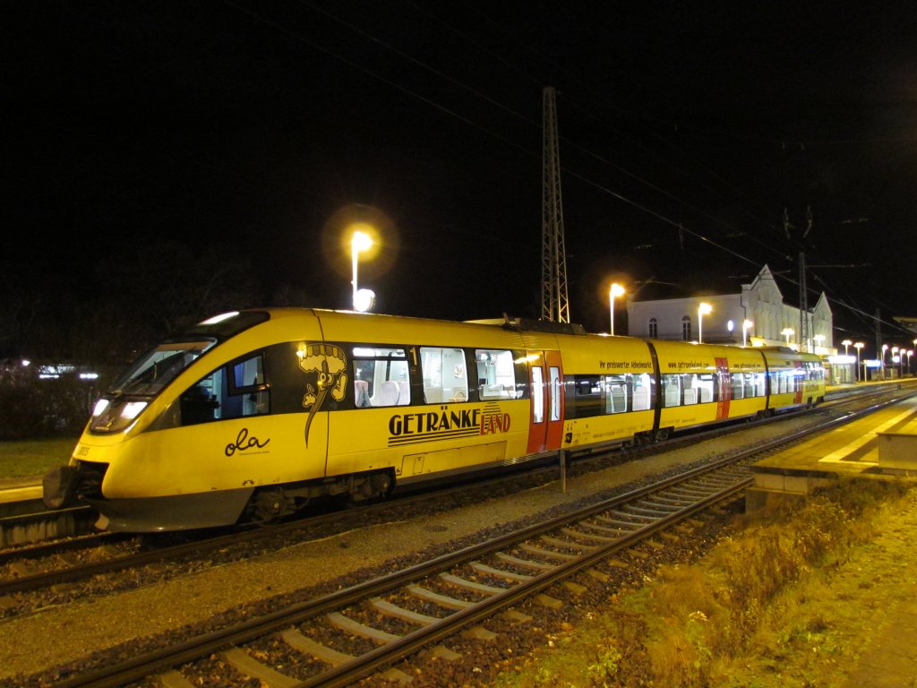 Am fr�hen Morgen im Bahnhof von G�strow Gleis 1 Talent 0005 der OLA auf dem Weg nach Rostock HBF am 06.12.2011 Das Bild entstand von der anderen Bahnsteigseite 2/3