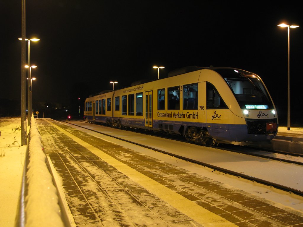 Am fr�hen Morgen im Bahnhof von Parchim wartet VT 705 der Ostseeland Verkehr  GmbH auf Reisende in Richtung Gadebusch �ber Schwerin Hbf am 04.12.2010