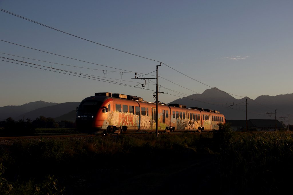 Am frhen Morgen des 01.08.13 fhrt der 312 132 von Jesenice nach Ljubljana und wird von den ersten Sonnenstrahlen bei kofja Loka angestrahlt.
