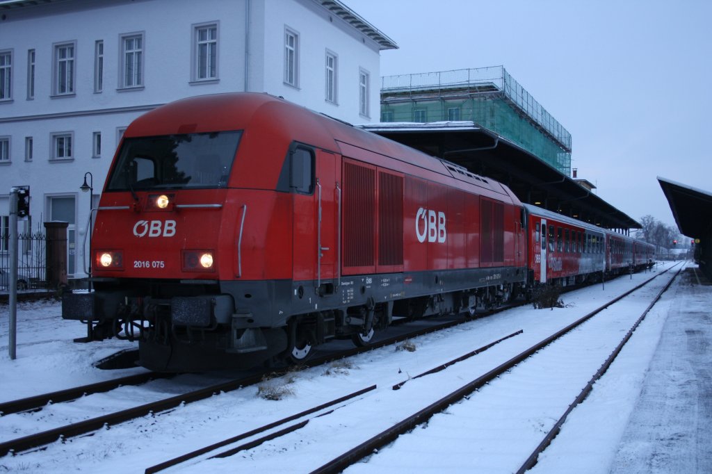 Am frhen Morgen des 03.01.11 machte sich die 2016 075 mit ihrem  Mnchen - Linz - Express  auf den Weg nach Mnchen. Foto in Simbach (Inn)