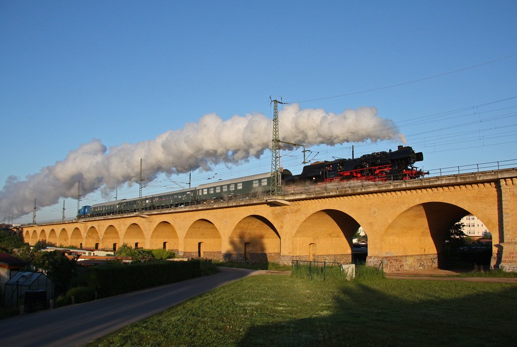 Am frhen Morgen des 05.Juni 2010 ist 52 8154-8 mit dem Zug des Eisenbahnmuseums Leipzig als Leerzug auf dem Viadukt in Leipzig-Wahren unterwegs. Im Rahmen einer Charterfahrt wird er an diesem Tag Fahrgste zur Landesgartenschau nach Aschersleben bringen.