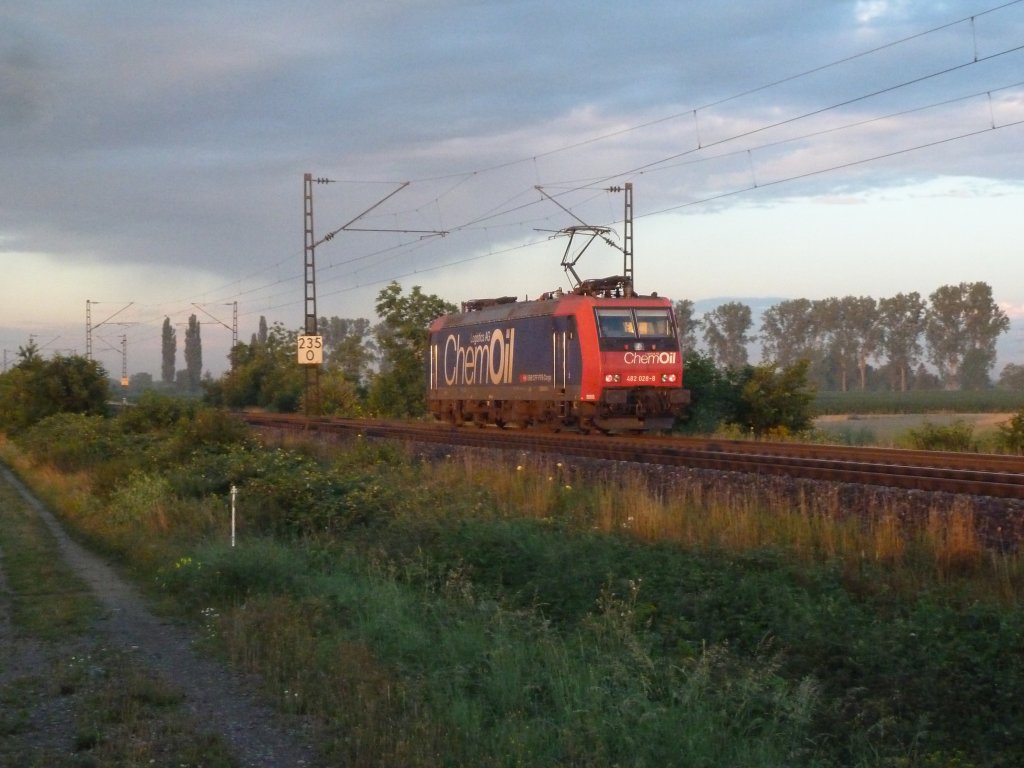Am frhen Morgen des 07.07.12 ist 482 028-8 Lz Richtung Basel unterwegs. Hier truckert die Lok bei Hgelheim, kruz vor Mllheim (Baden) vorbei.