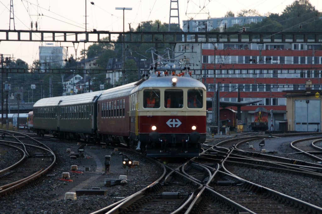 Am frhen Morgen des 09.11.2010 bringt die Re 4/4 1 10034 des Tee Classics, ihre Wagen an den Bahnsteig 2 in Schaffhausen. Die Fahrt geht ins Val des Travers.