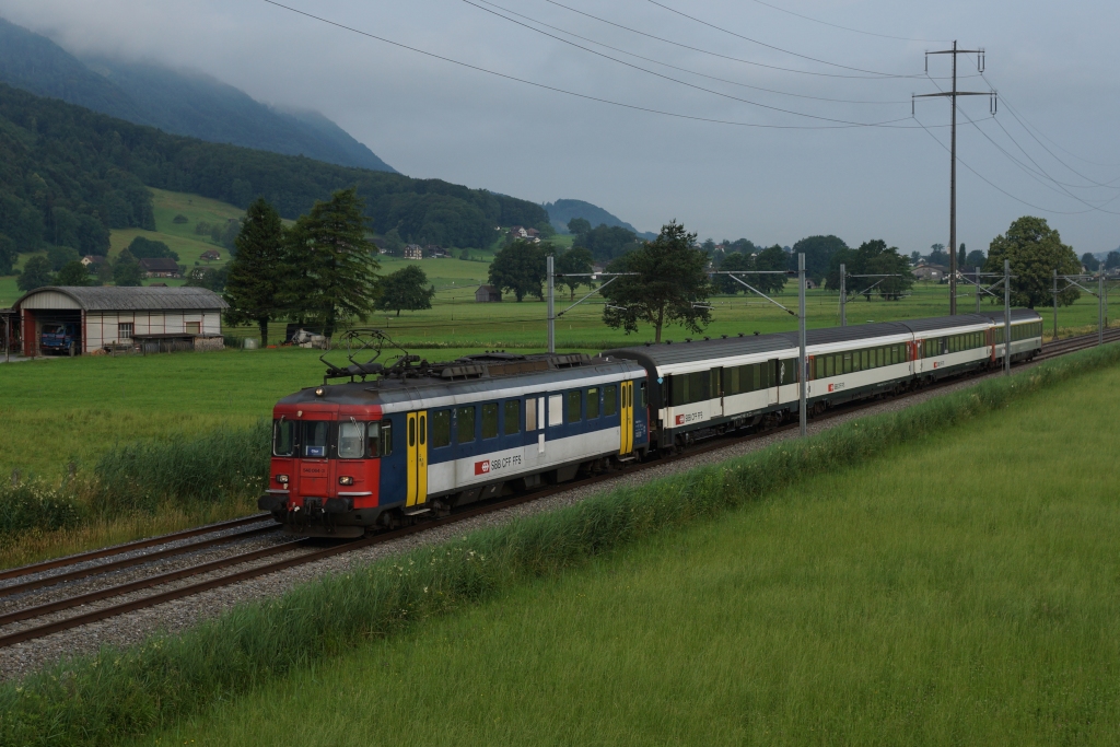 Am frhen Morgen des 10.07.2013 zieht der RBe 540 064-3 den IC 10759 von Pfffikon SZ Richtung Ziegelbrcke, aufgenommen bei Bilten. 