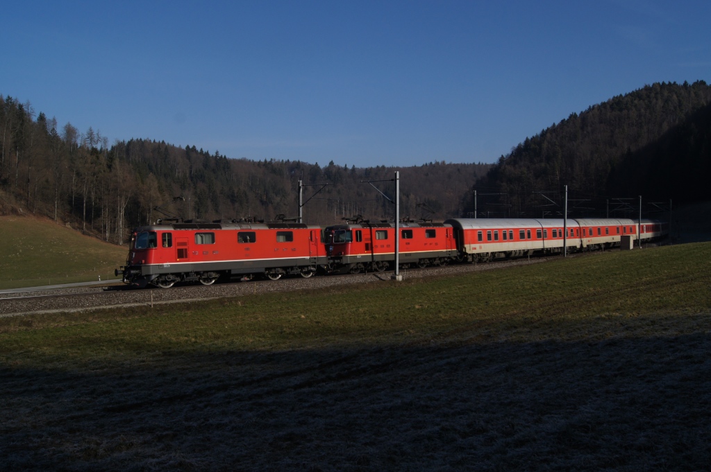 Am frhen Morgen des 10.3.12 ziehen die Re 4/4 II 11191 und die Re 4/4 II 11299 den CNL 941 von Wynigen Richtung Burgdorf.
