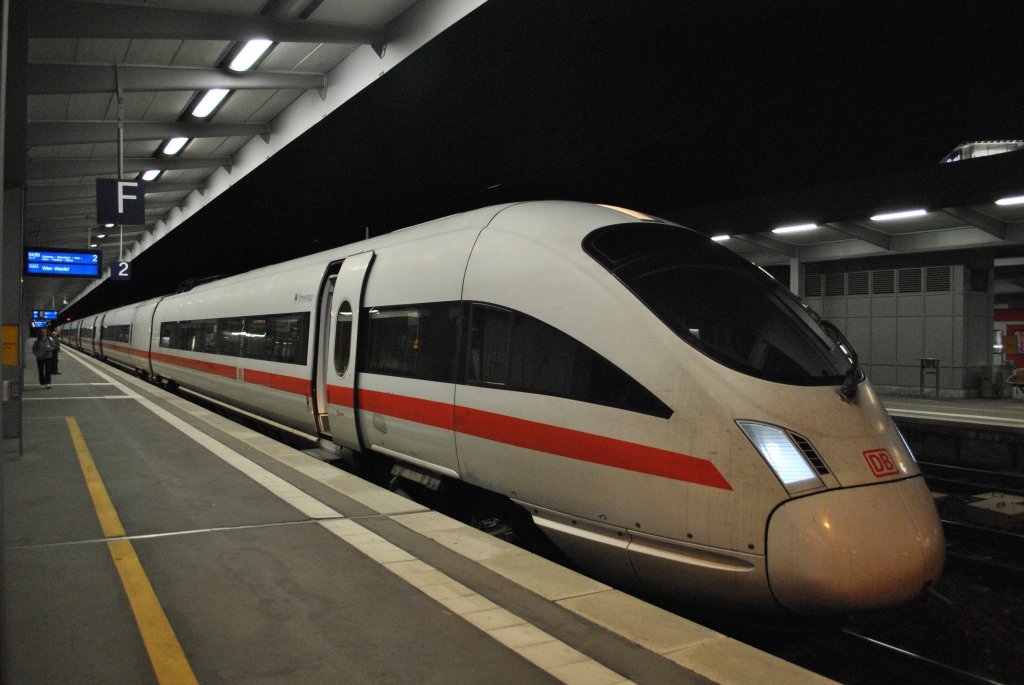 Am frhen Morgen des 11.8.2011 steht 411 053 „Ilmenau” als ICE 23 nach Wien im Essener Hbf zur Abfahrt bereit.
