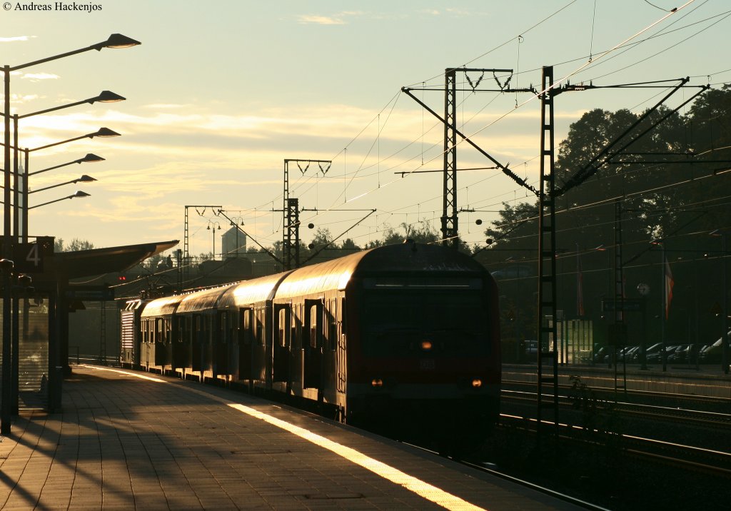 Am fr�hen Morgen des 17.8.10 steht RB 24706 (Rotenburg(W�mme)-Bremen Hbf) mit Schublok 143 351-5 im Startbahnhof zur Abfahrt bereit