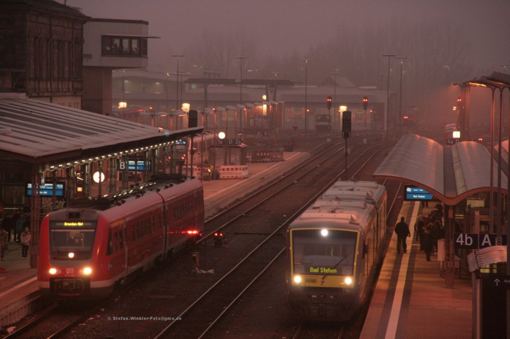 Am frhen Morgen des 18.11.2011 wollte ich gleich mal das neue Eqipment ausprobieren. Hier der Blick auf den Hofer Hbf vom Luftsteg aus. Hinten das Bw... Rechts der doppelt gefahrene Agilis-Schlerzug, aus Selb gekommen, zur Weiterfahrt nach Bad Steben...