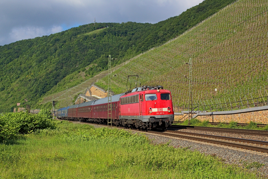Am frhen Morgen des 2.6. ist ein Autoslaaptrein auf dem Weg zurck nach Venlo bei Boppard, Zuglok ist die 113 267